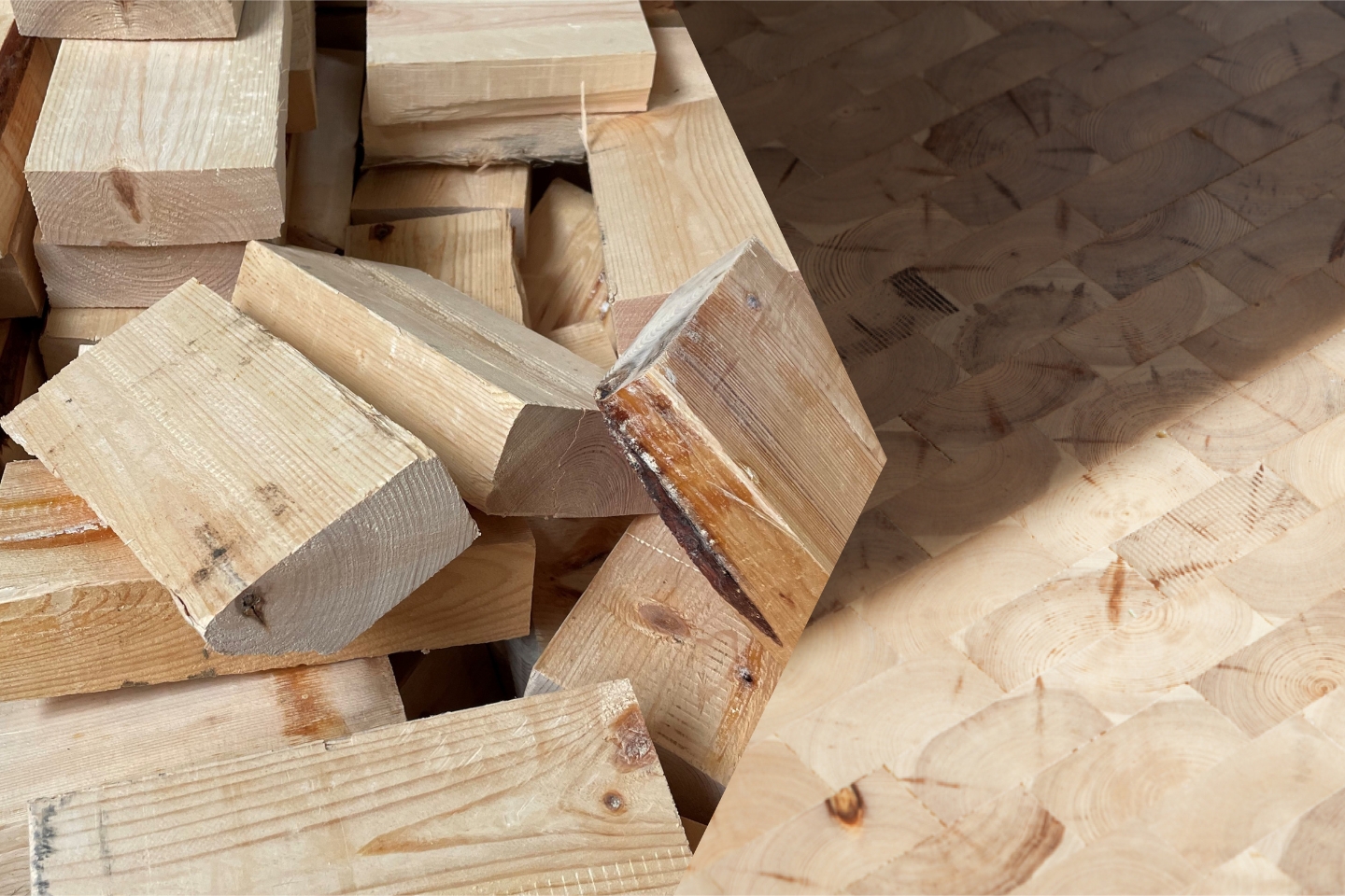 Stapel grob geschnittener Holzstücke neben einem glatt verlegten Holzpflasterboden aus quadratischen Holzblöcken mit sichtbarer Jahresringstruktur. Das Bild zeigt den Kontrast zwischen rohem und verarbeitetem Holz.