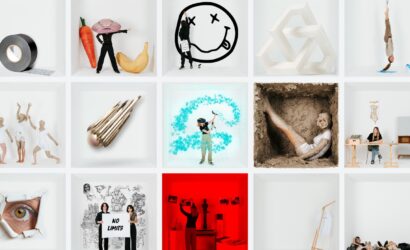 Eine Collage aus 15 quadratischen Bildern, die kreative und surrealistische Szenen in weißen Boxen zeigen. Darunter: eine Person mit einem Fischkopf, eine VR-Performance, eine Ton-Skulptur, ein rotes Fotolabor, abstrakte Kunstobjekte, ein Auge, das durch Papier schaut, und eine Gruppe von Menschen, die am Boden liegt.