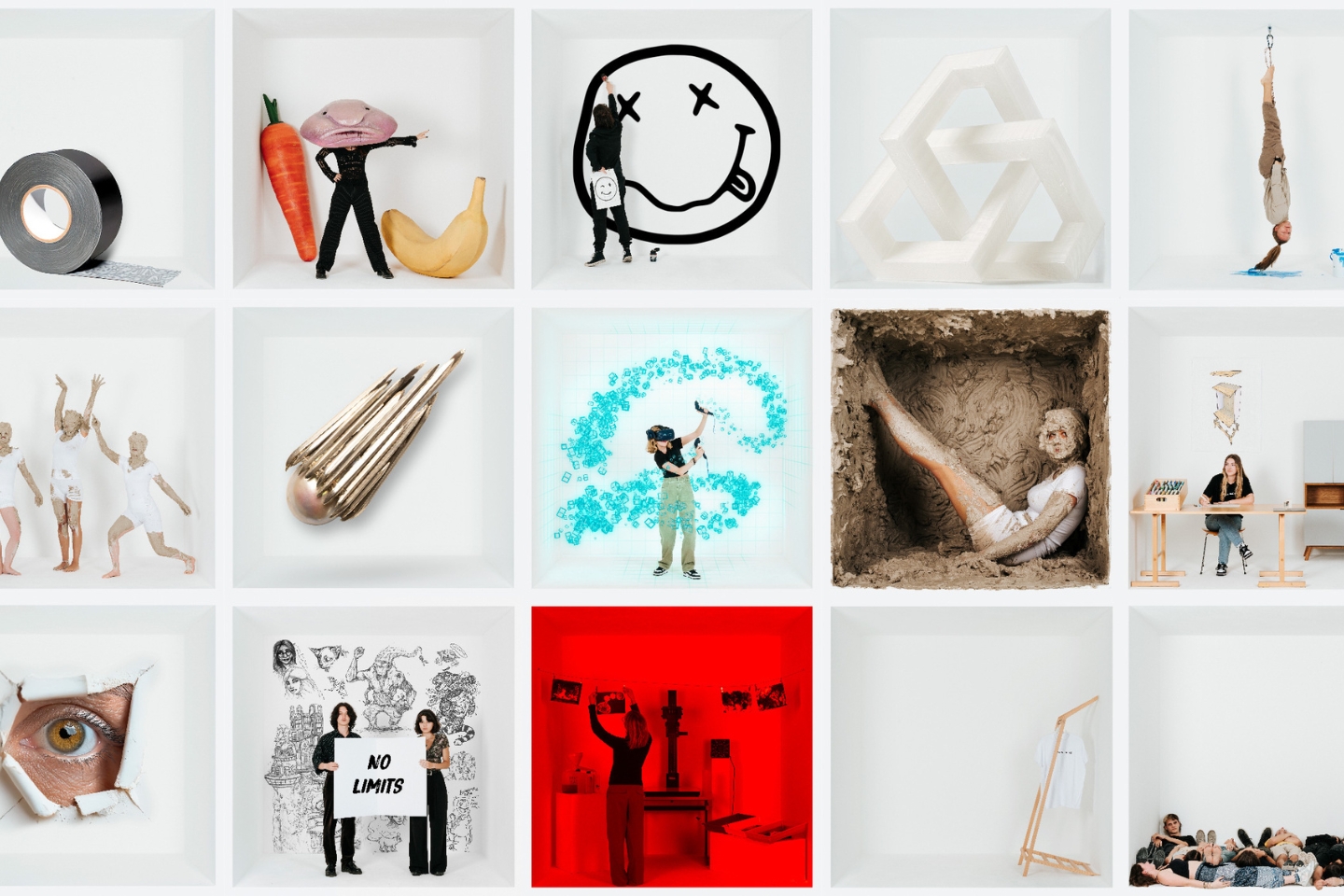 Eine Collage aus 15 quadratischen Bildern, die kreative und surrealistische Szenen in weißen Boxen zeigen. Darunter: eine Person mit einem Fischkopf, eine VR-Performance, eine Ton-Skulptur, ein rotes Fotolabor, abstrakte Kunstobjekte, ein Auge, das durch Papier schaut, und eine Gruppe von Menschen, die am Boden liegt.