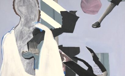 Abstraktes Gemälde mit einer fragmentierten menschlichen Figur in Grautönen und Weiß auf einem hellblauen Hintergrund. Schwarze und bunte geometrische Formen sowie ein rosafarbener Gegenstand und ein Bein in Sandale schweben um die Figur.