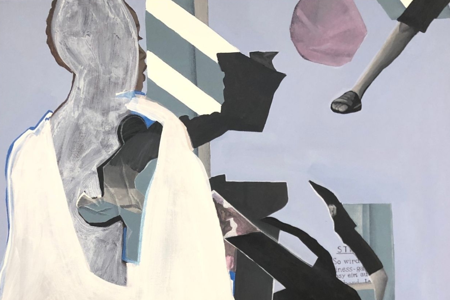 Abstraktes Gemälde mit einer fragmentierten menschlichen Figur in Grautönen und Weiß auf einem hellblauen Hintergrund. Schwarze und bunte geometrische Formen sowie ein rosafarbener Gegenstand und ein Bein in Sandale schweben um die Figur.