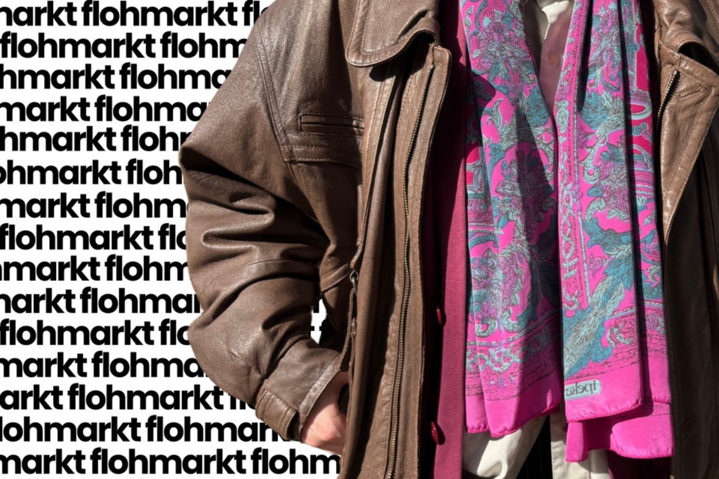 Eine Person trägt eine braune Lederjacke, darunter einen pinken Schal mit blauem Muster. Im Hintergrund ist ein weißer Hintergrund mit dem wiederholt gedruckten Wort „flohmarkt“ in schwarzer Schrift zu sehen.