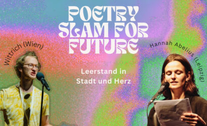 Buntes Veranstaltungsplakat mit psychedelischem Farbverlauf in Pink, Grün, Blau und Lila. In der Mitte steht in großer weißer Schrift „Poetry Slam for Future“. Darunter: „Leerstand in Stadt und Herz“. Links ein junger Mann mit Brille (beschriftet mit „Wittrich (Wien)“) beim Sprechen am Mikrofon, rechts eine junge Frau mit Mikrofon und Manuskript (beschriftet mit „Hannah Abelius (Leipzig)“).